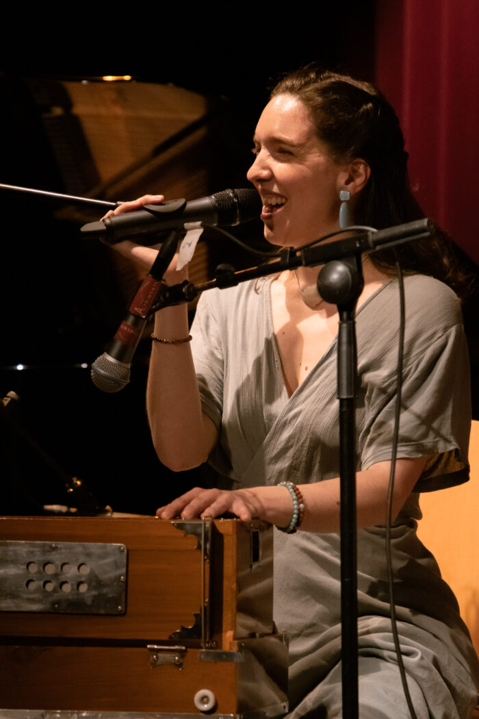 Concert pour l'âme par Virginie Aurore, accompagnée aux percussions par Amit Dhuri
